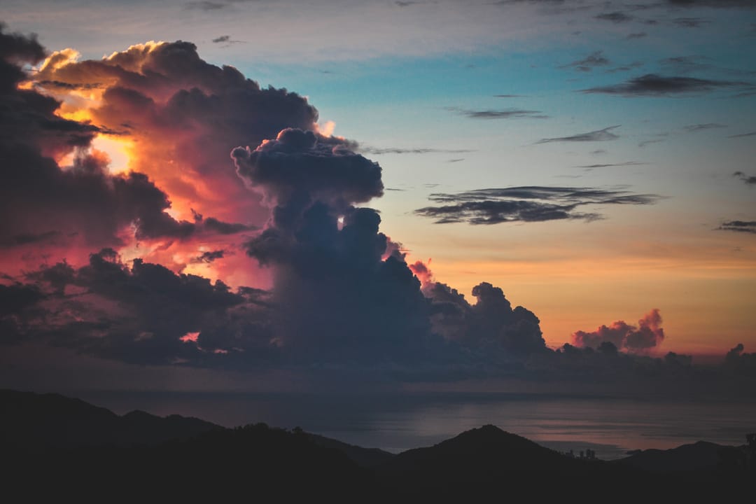 Nubes de tormenta encendidas por el atardecer sobre la costa, vistas desde lo alto de la finca.